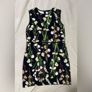 Beautiful floral sleeveless dress. Size XL. No iron